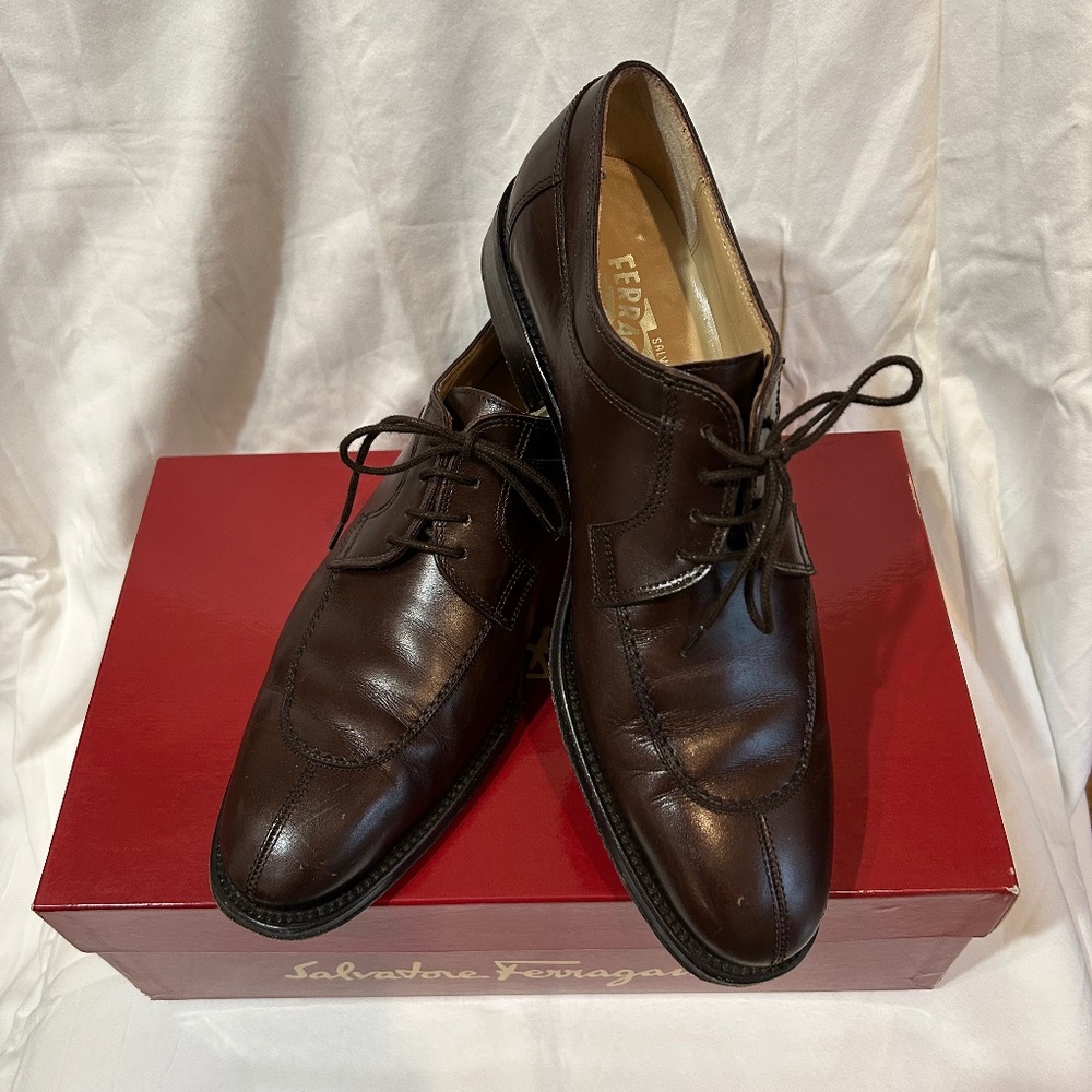 Men's Ferragamo size 8 1/2 lace front dress shoes